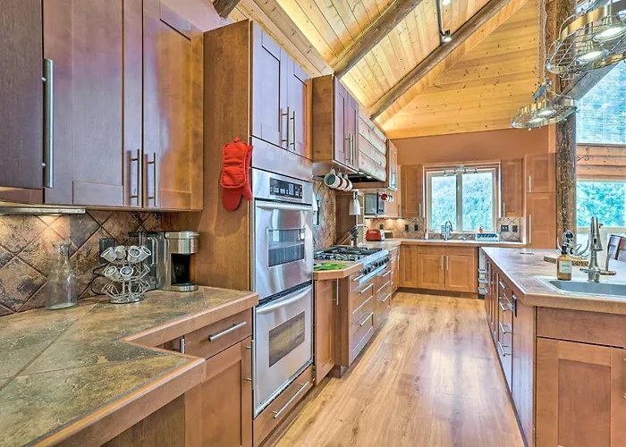Luxe Natl Forest With Huge Deck Holiday home